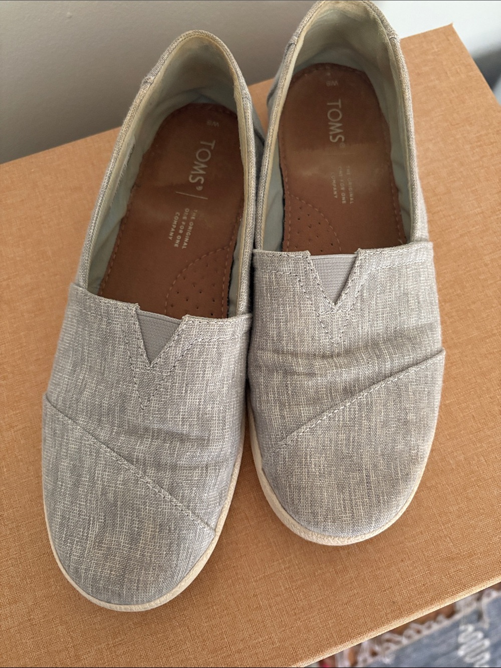 Toms women’s 8 Light Gray Canvas Slip-On Loafers
